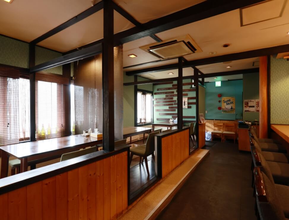 ステーキハウス 魔法のらんぷの店内