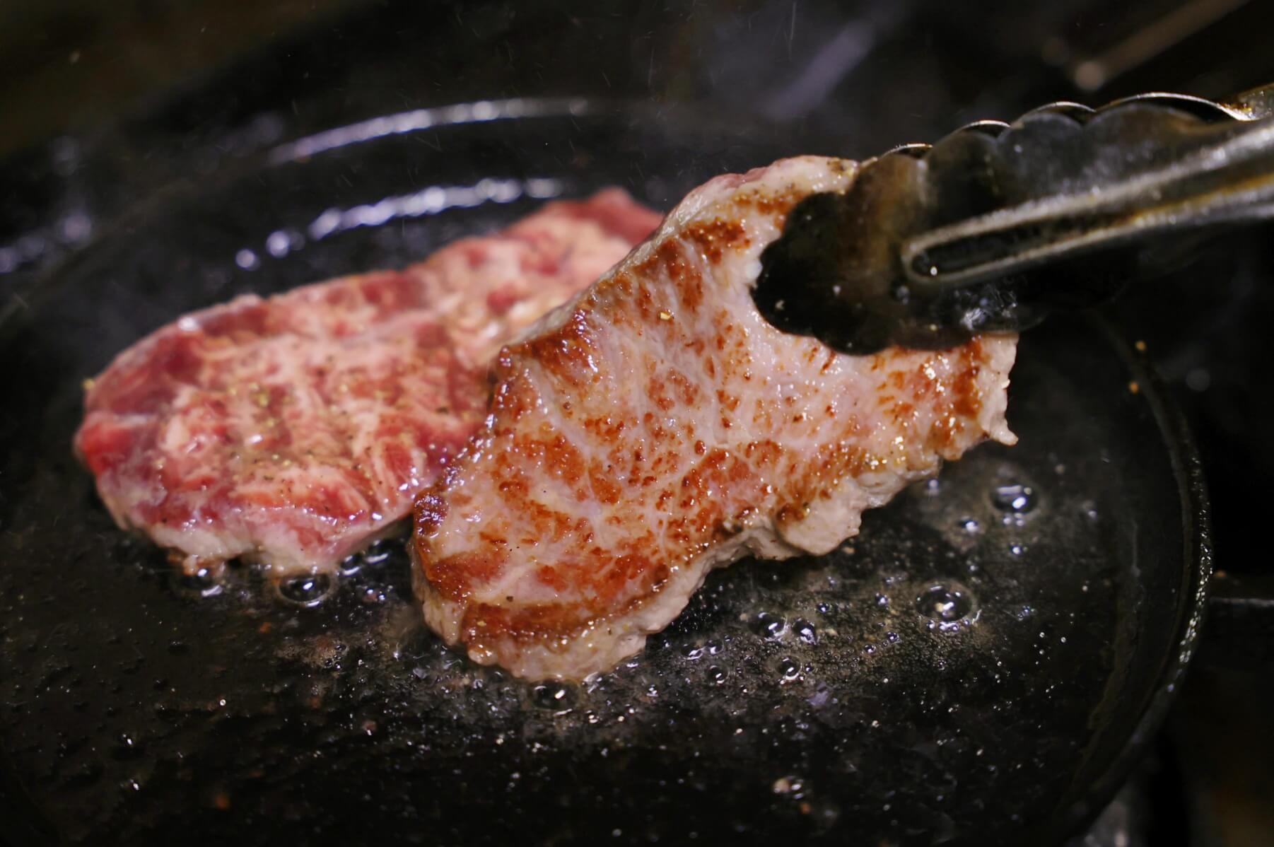 ステーキを焼く