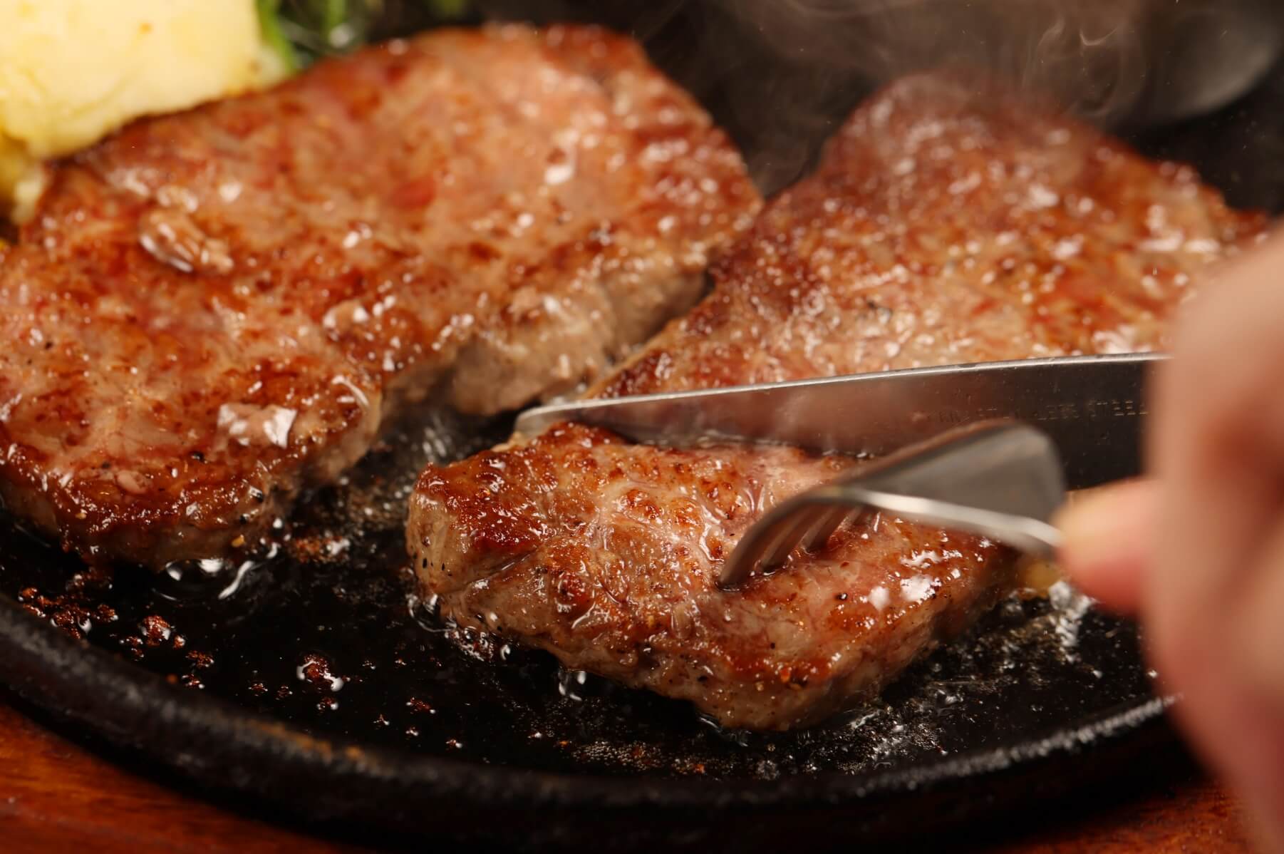 ステーキを食べる